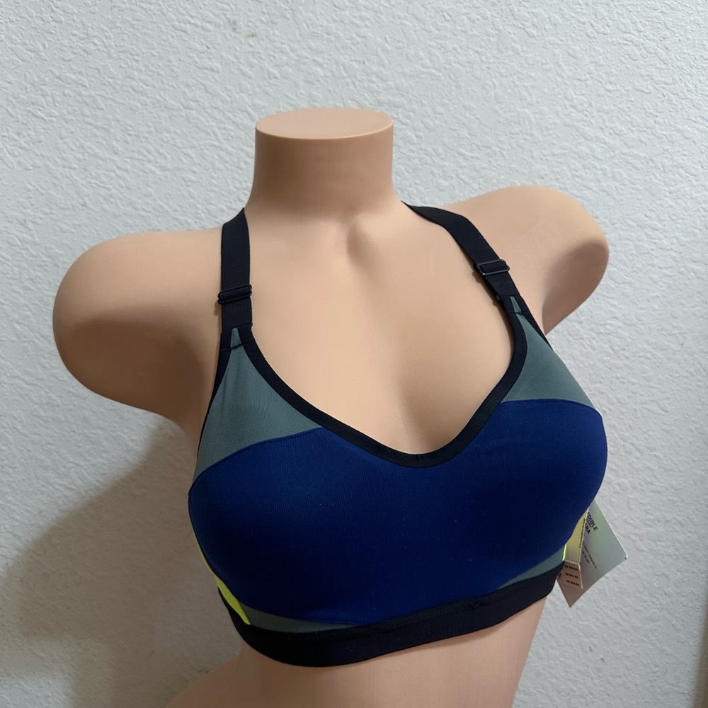 32B Victoria’s Secret sports bra